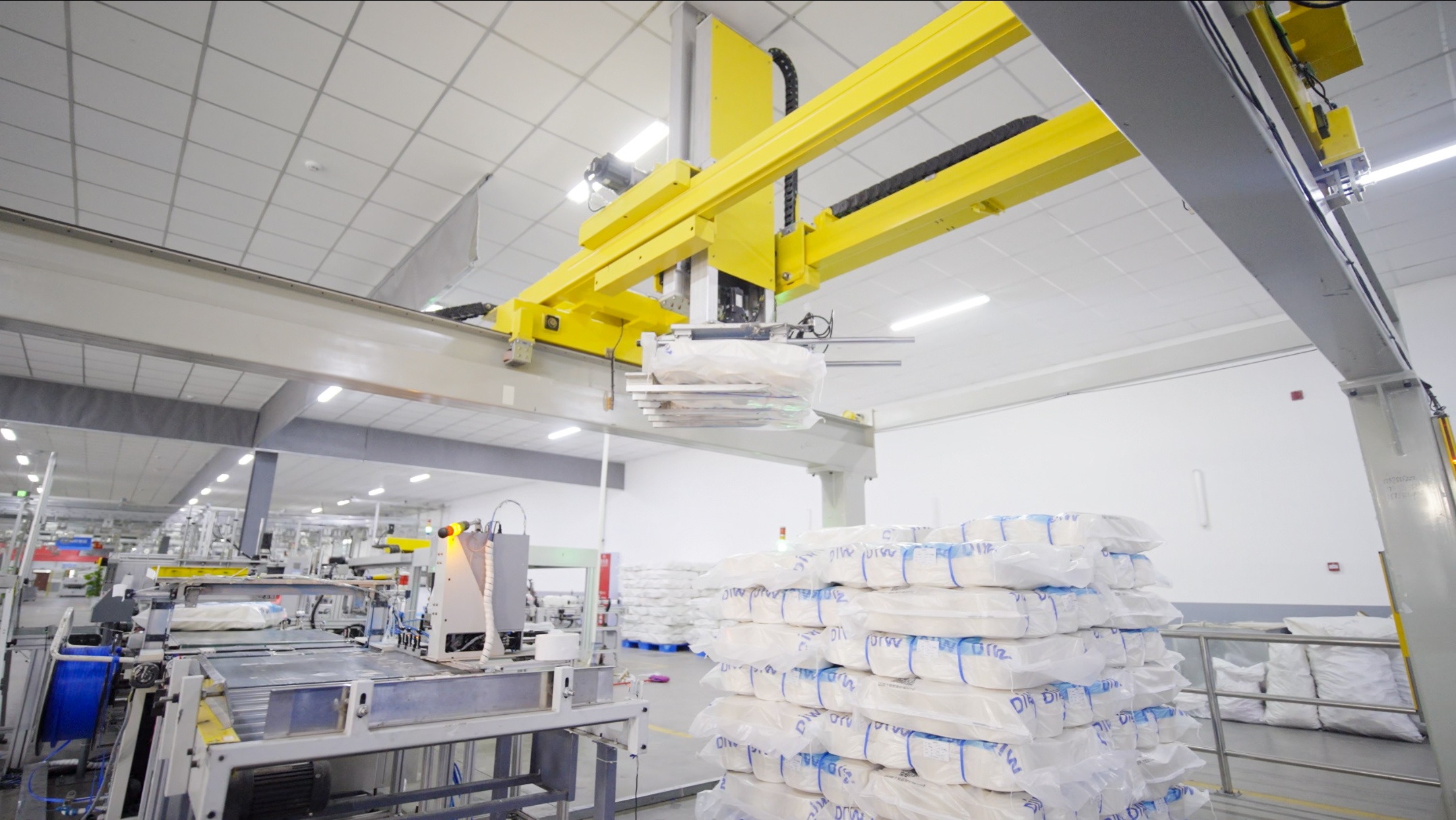 1753931381500677.jpg 全自動(dòng)筒紗輸送包裝系統(tǒng)在用戶現(xiàn)場(chǎng)投入使用.jpg